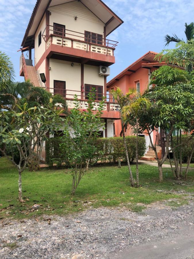 Lanta School Beach Resort Koh Lanta Exterior photo