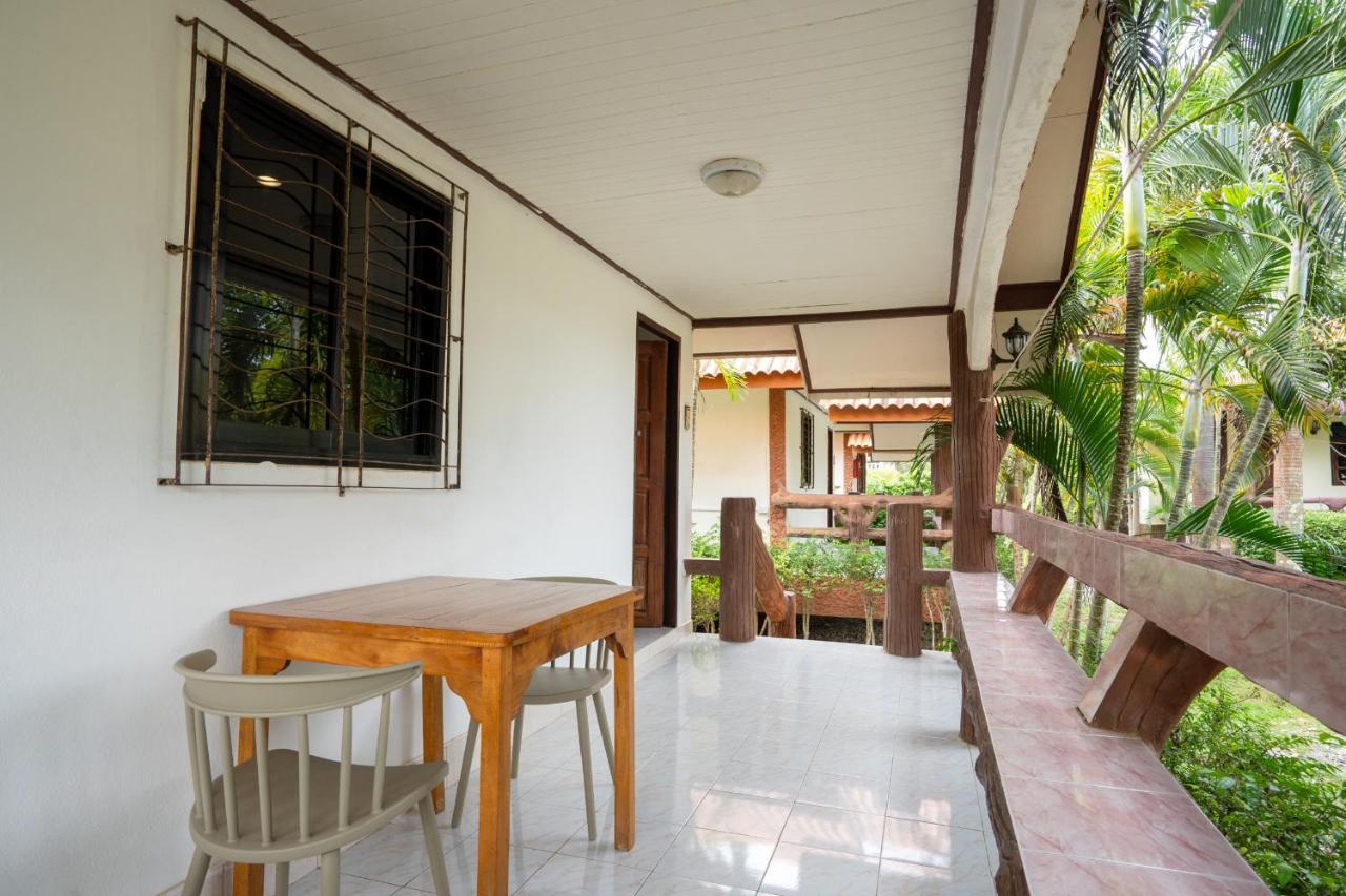 Lanta School Beach Resort Koh Lanta Exterior photo