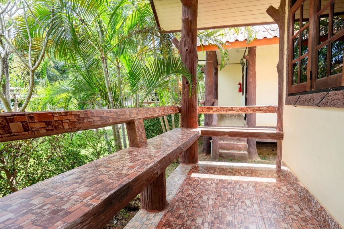 Lanta School Beach Resort Koh Lanta Exterior photo